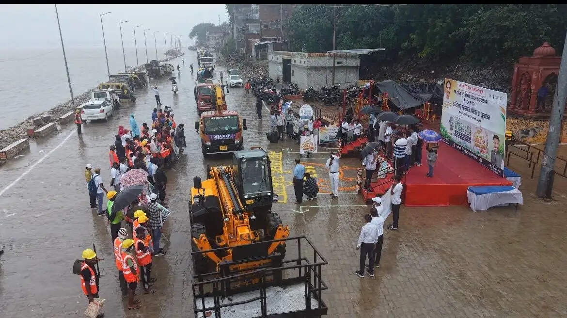 बारिश भी नहीं रोक सकी स्वच्छताग्रहियों के कदम, 157 घंटे का महासफाई अभियान शुरू : गणेश केसरवानी