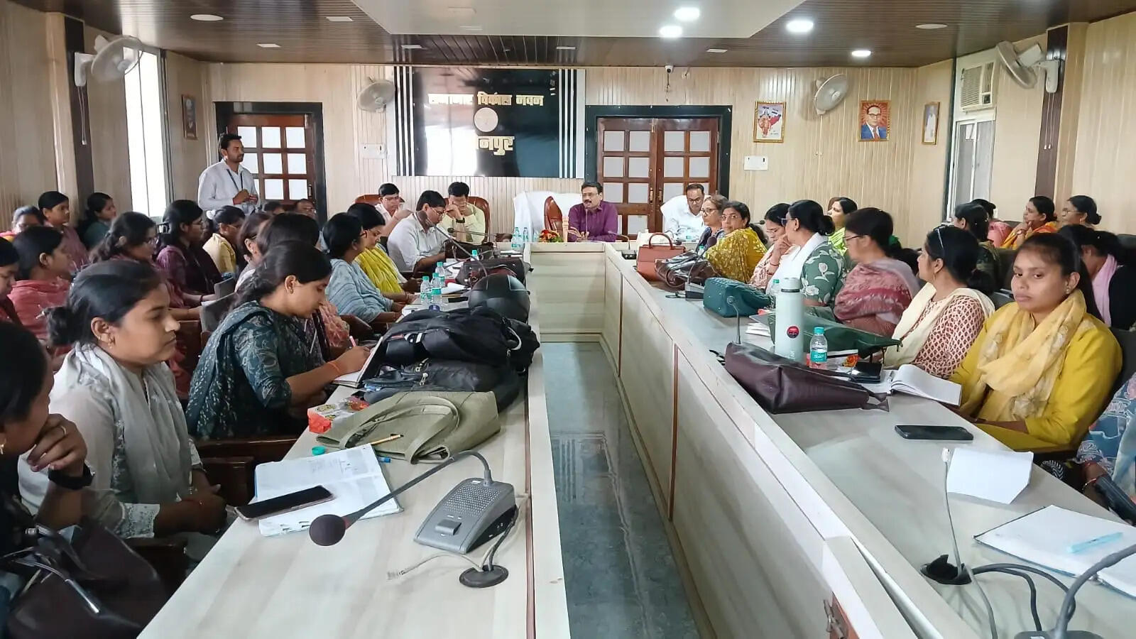 रॉकेट लर्निंग की समीक्षा बैठक, आंगनवाड़ी कार्यकर्ताओं को किया गया सम्मानित