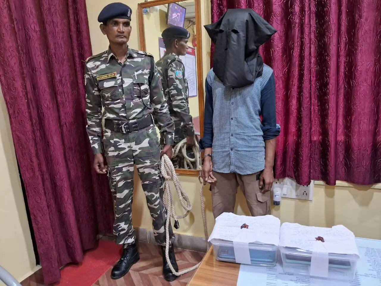 मोबाइल चोरी करते आरोपित गिरफ्तार, चार मोबाइल बरामद