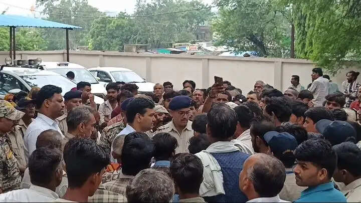 रायसेनः कलेक्टर ने कृषि सहकारी संस्था के खाद गोदाम का किया निरीक्षण, किसानों से ली व्यवस्थाओं की जानकारी