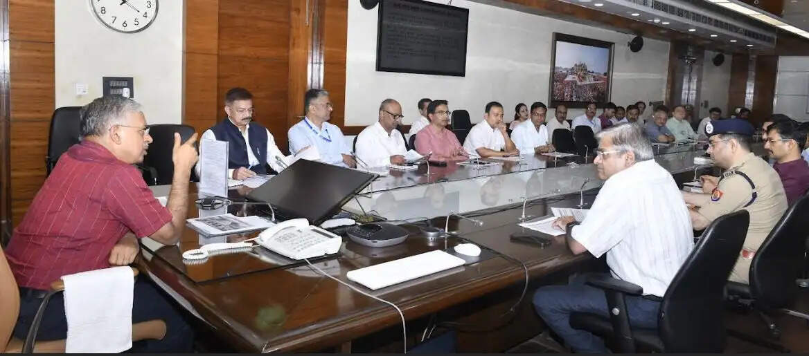 विधान भवन पर स्वतंत्रता दिवस समारोह में हेलीकाॅप्टर से होगी पुष्पवर्षा, मुख्य सचिव ने समीक्षा बैठक