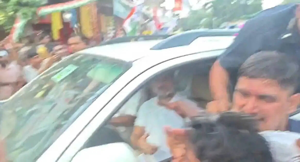 कांग्रेस नेता राहुल गांधी दो दिवसीय दौरे पर रायबरेली पहुंचे, कार्यकर्ताओं ने किया स्वागत
