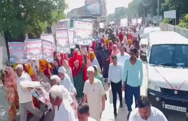 रेवाड़ी: कोसली बस स्टैंड के नामकरण पर फिर छिड़ी रार, ग्रामीणों ने सौंपा ज्ञापन