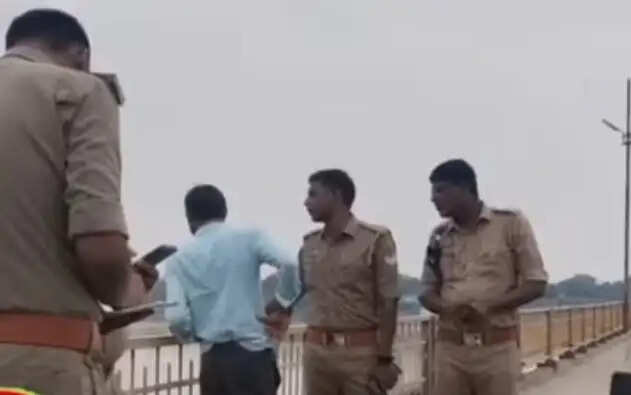 मीरजापुर: पुल की रेलिंग पर बैठकर फोटो खिंचवाते समय गंगा नदी में गिरा युवक