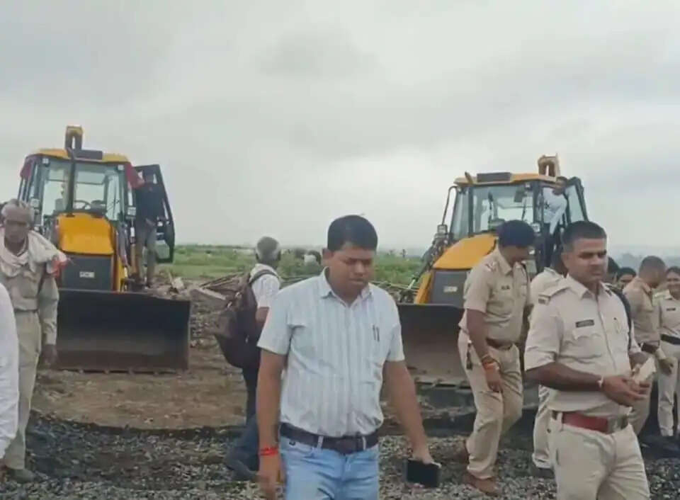 राजगढ़ः बड़ली माता पहाड़ी पर अतिक्रमण, 100 पुलिसकर्मियों की मौजूदगी में जेसीबी से ढहाया