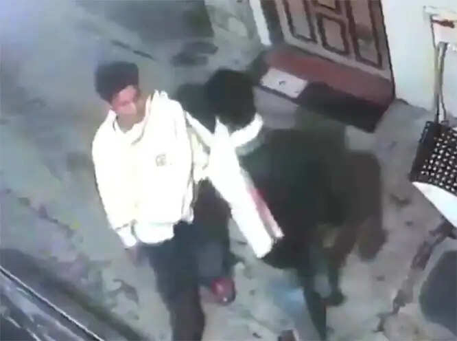 पुलिस थाना चारामा के पास एक रात में पांच दुकानों में चोरी की वारदात