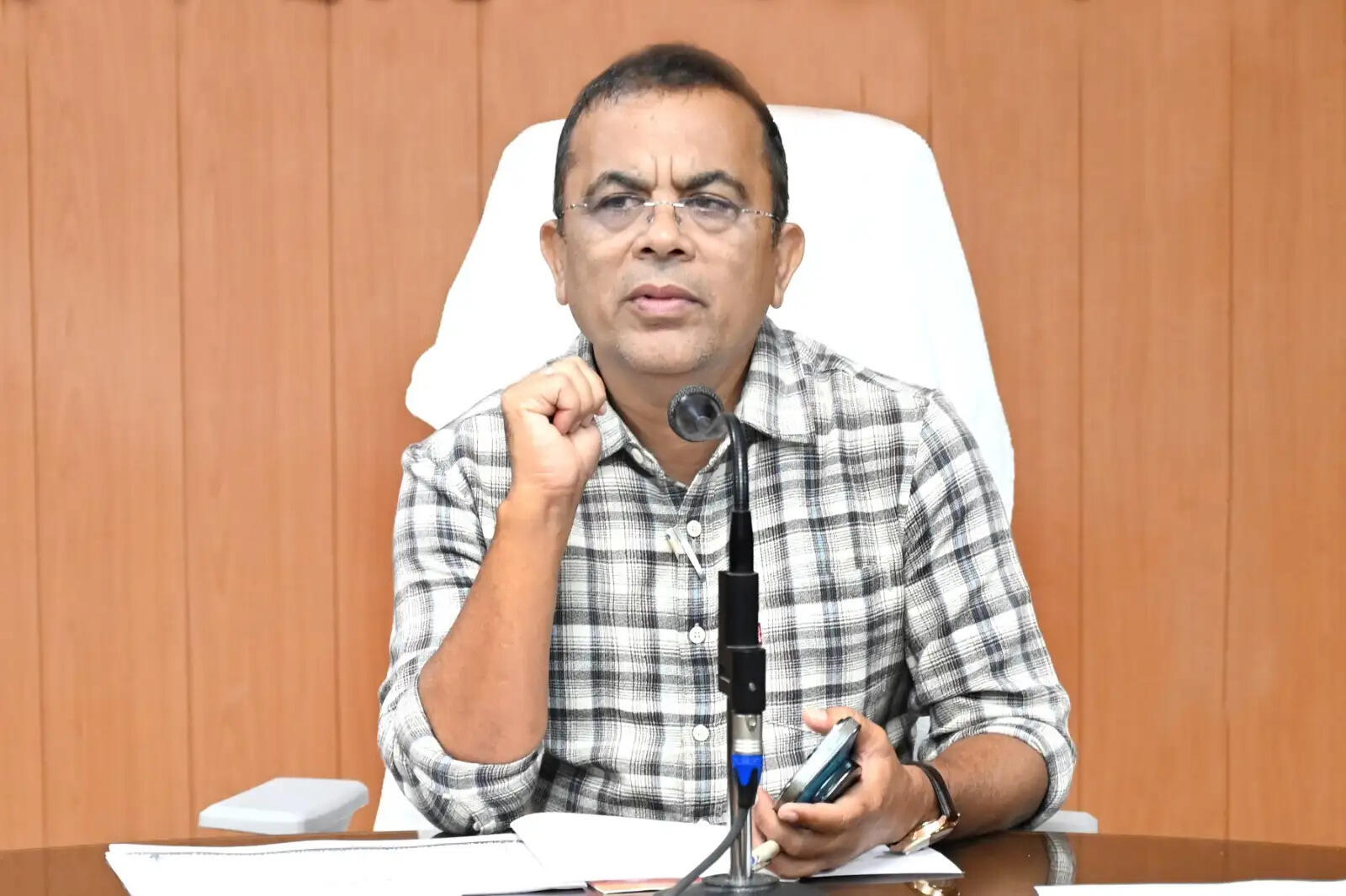 जांजगीर-चांपा में लंबित राजस्व मामलों पर सख्ती: कलेक्टर जन्मेजय महोबे ने अधिकारियों को दिए समयबद्ध निराकरण के निर्देश