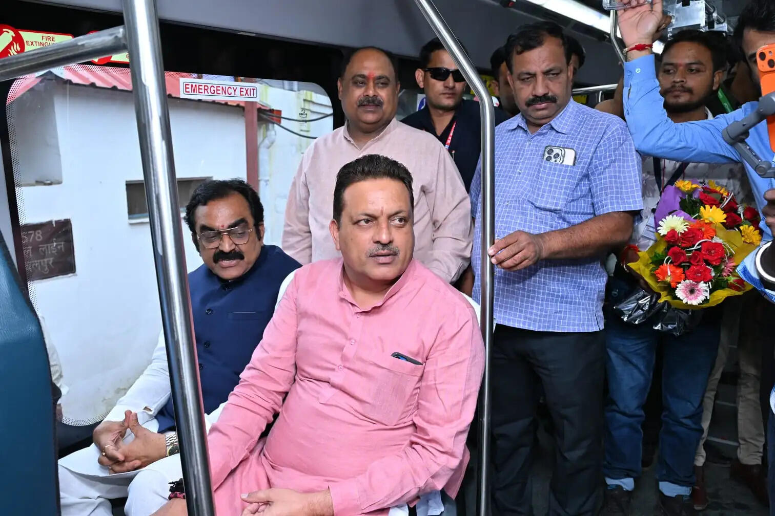 जबलपुर में सड़क पर दौड़ीं आधुनिक एसी इलेक्ट्रिक बसें, मंत्री राकेश सिंह, महापौर व निगमायुक्त ने की पहली सवारी