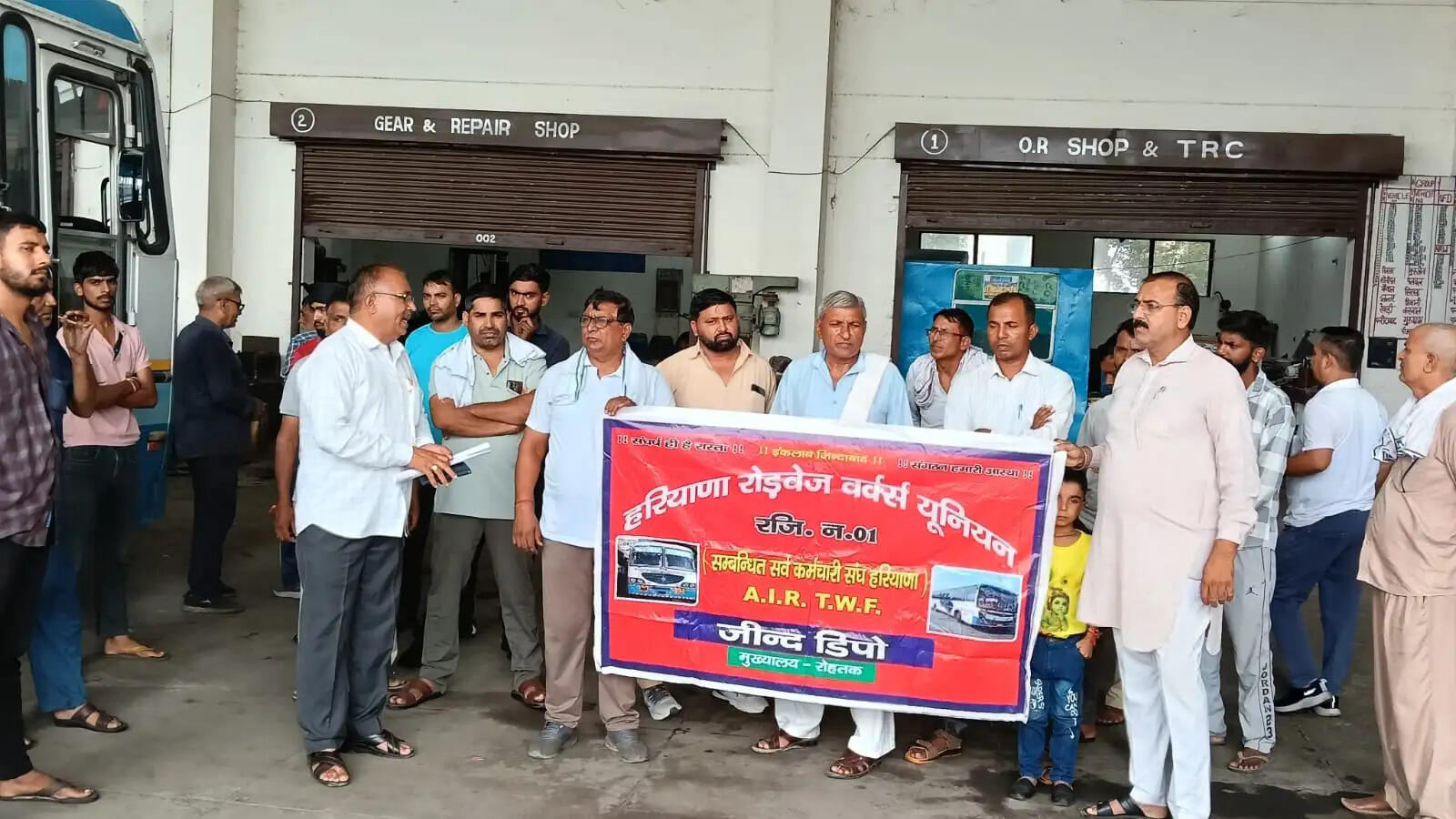 जींद : रोडवेज कर्मचारियों ने बस अड्डा पर किया प्रदर्शन