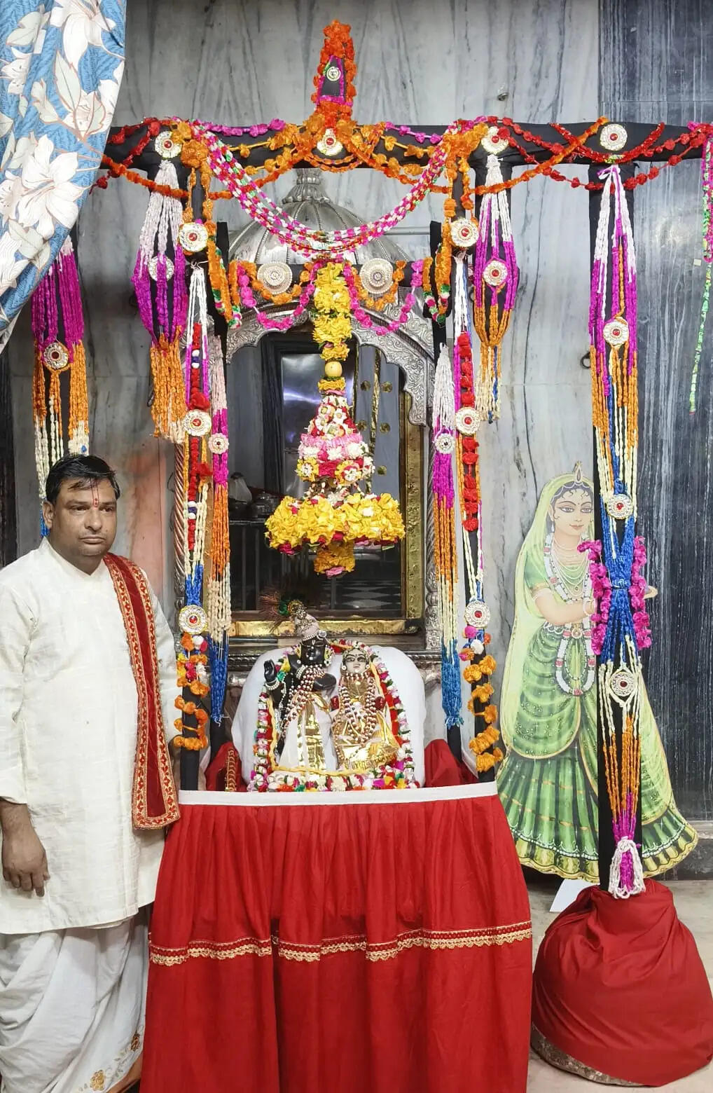 ठाकुर द्वारकाधीश मंदिर में हिंडोले में विराजे राजाधिराज, भक्तों को दिए दर्शन