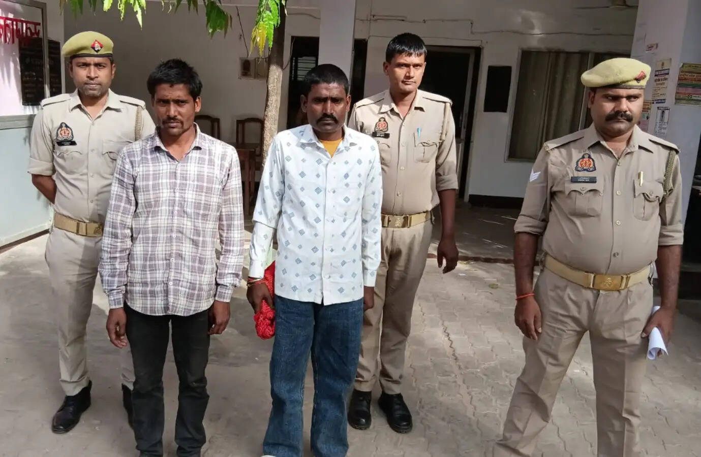 पिकअप में बांधकर ले जाए जा रहे 4 गाैवंश बरामद, दो तस्कर गिरफ्तार