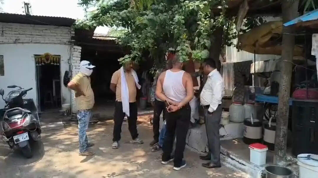 जबलपुरः खाद्य विभाग का चाट भंडार के कारखाने पर छापा , घरेलू सिलेंडर सहित अमान्य सामग्री मिली