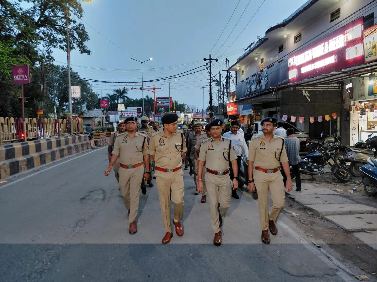 स्वतंत्रता दिवस से पहले गोरखपुर में पुलिस का पैदल मार्च, सुरक्षा व्यवस्था परखी