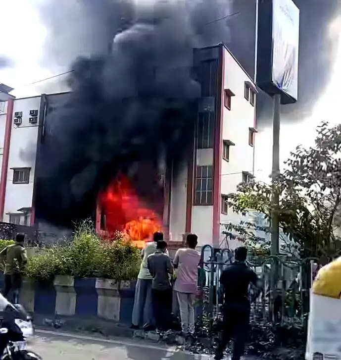 पानीहाटी में सीईएससी की बहुमंजिली इमारत में लगी भयावह आग