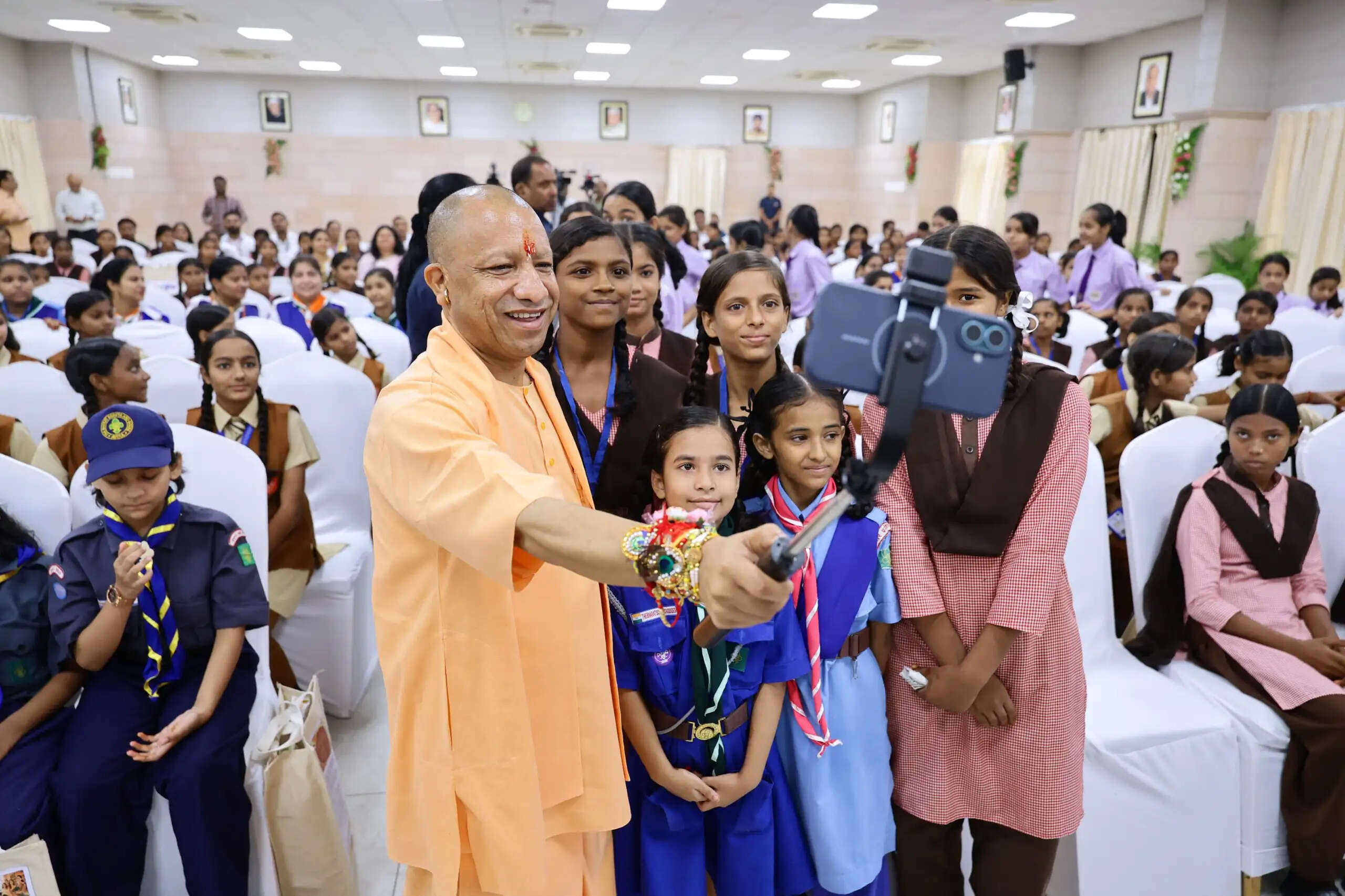 मुख्यमंत्री योगी ने रक्षा बंधन के अवसर पर बच्चों से किया संवाद