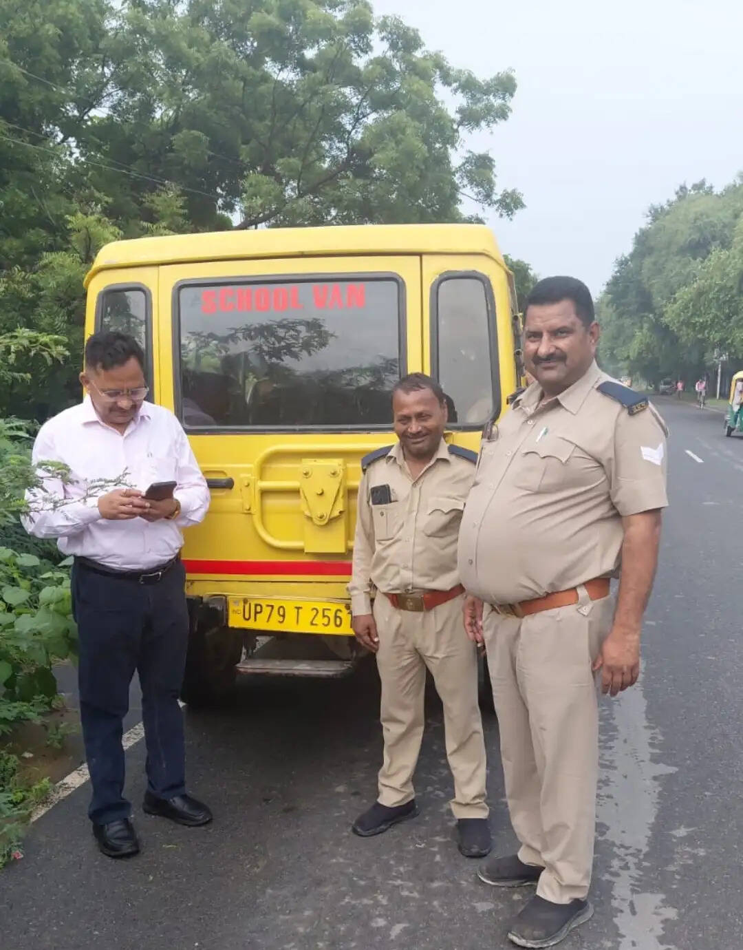 औरैया : मिशन सेफ फ्यूचर 2.0 के तहत स्कूली वाहनों की सघन चेकिंग, कई वाहनों के किए चालान