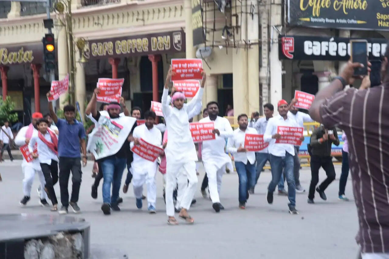 लखनऊ : सपा छात्र और युवजन सभा के कार्यकर्ताओं ने इथेनॉल मिश्रण और महंगाई के विरोध में किया प्रदर्शन