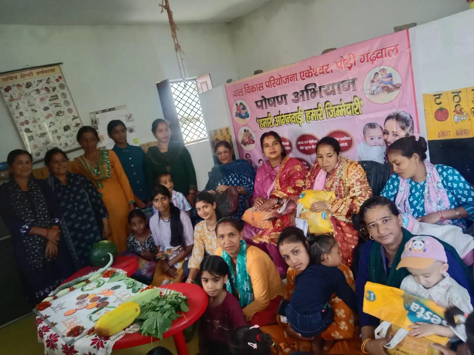 आंगन मिलन कार्यक्रमों में योजनाओं और पोषण की दी जानकारी