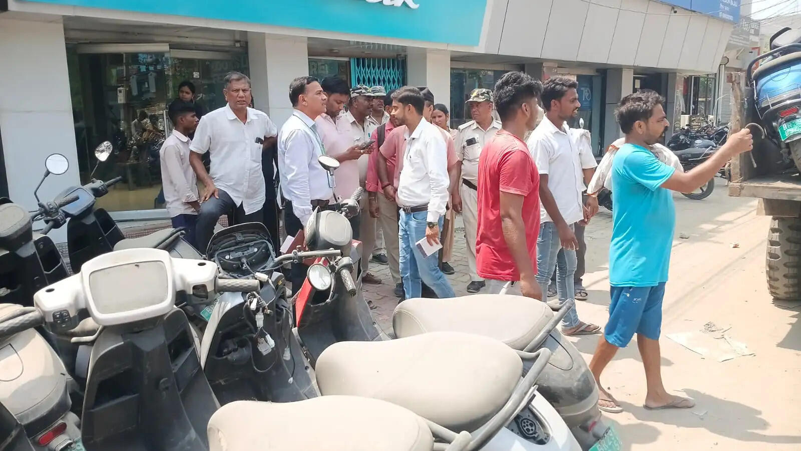 सड़क को बना दिया था पार्किंग, नगर परिषद का बुलडोजर एक्शन; दर्जनों दोपहिया वाहन जब्त