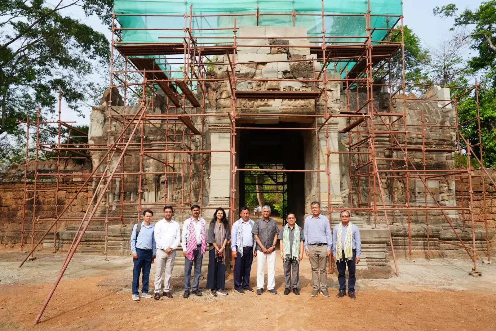 कंबोडिया के मंदिर का जीर्णोद्धार देखने पहुंचे सचिव पी. कुमारन