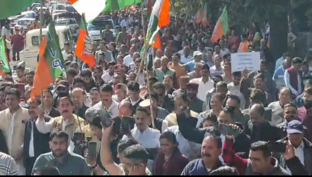 धर्मशाला में भाजपा ने निकाली 'लोकतंत्र बचाओ, अराजकता हटाओ' पदयात्रा