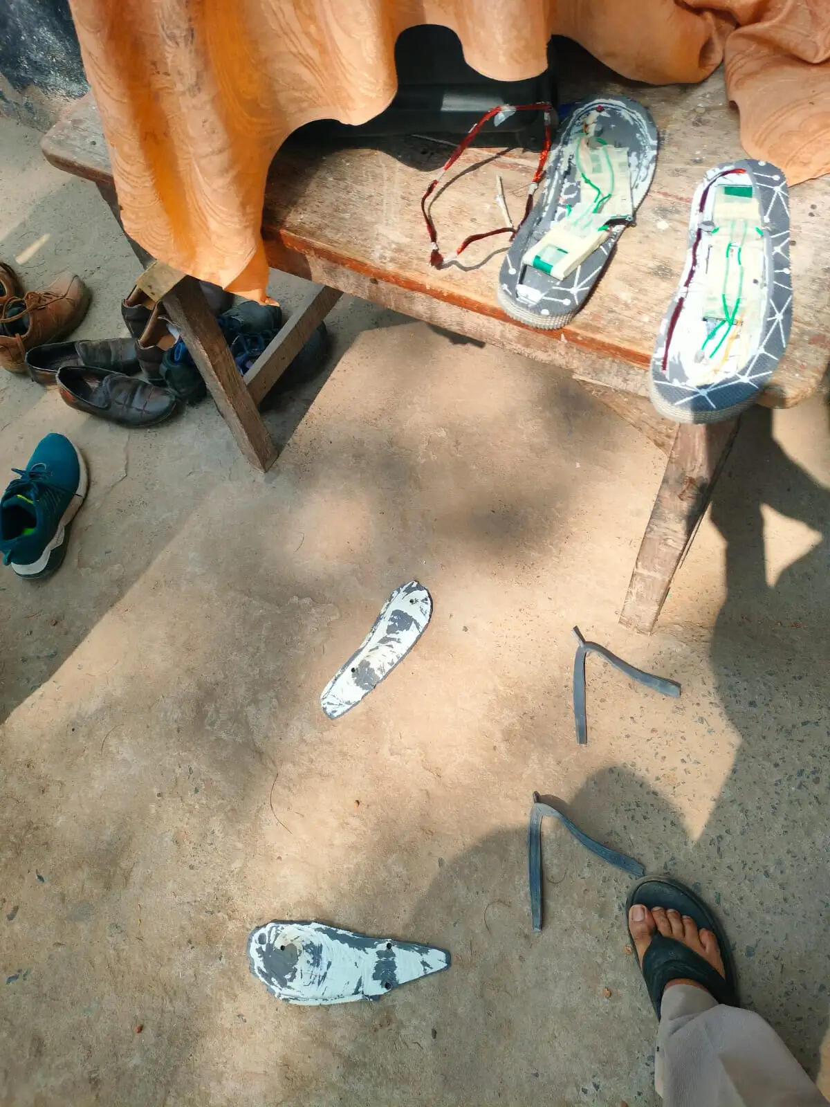 छपरा में परीक्षा में ब्लूटूथ लगे चप्पल के साथ अभ्यर्थी गिरफ्तार