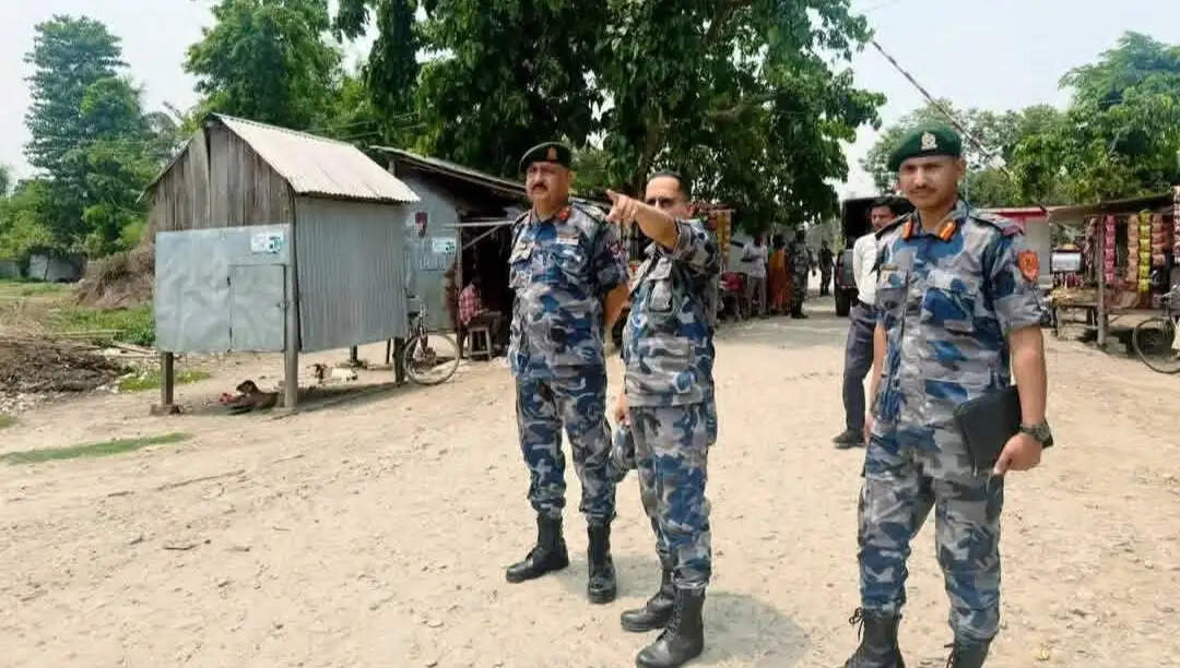 नेपाल-भारत सीमा पर बढ़ी चौकसी, एपीएफ के डीआईजी मनीष थापा ने किया सरप्राइज इंस्पेक्शन