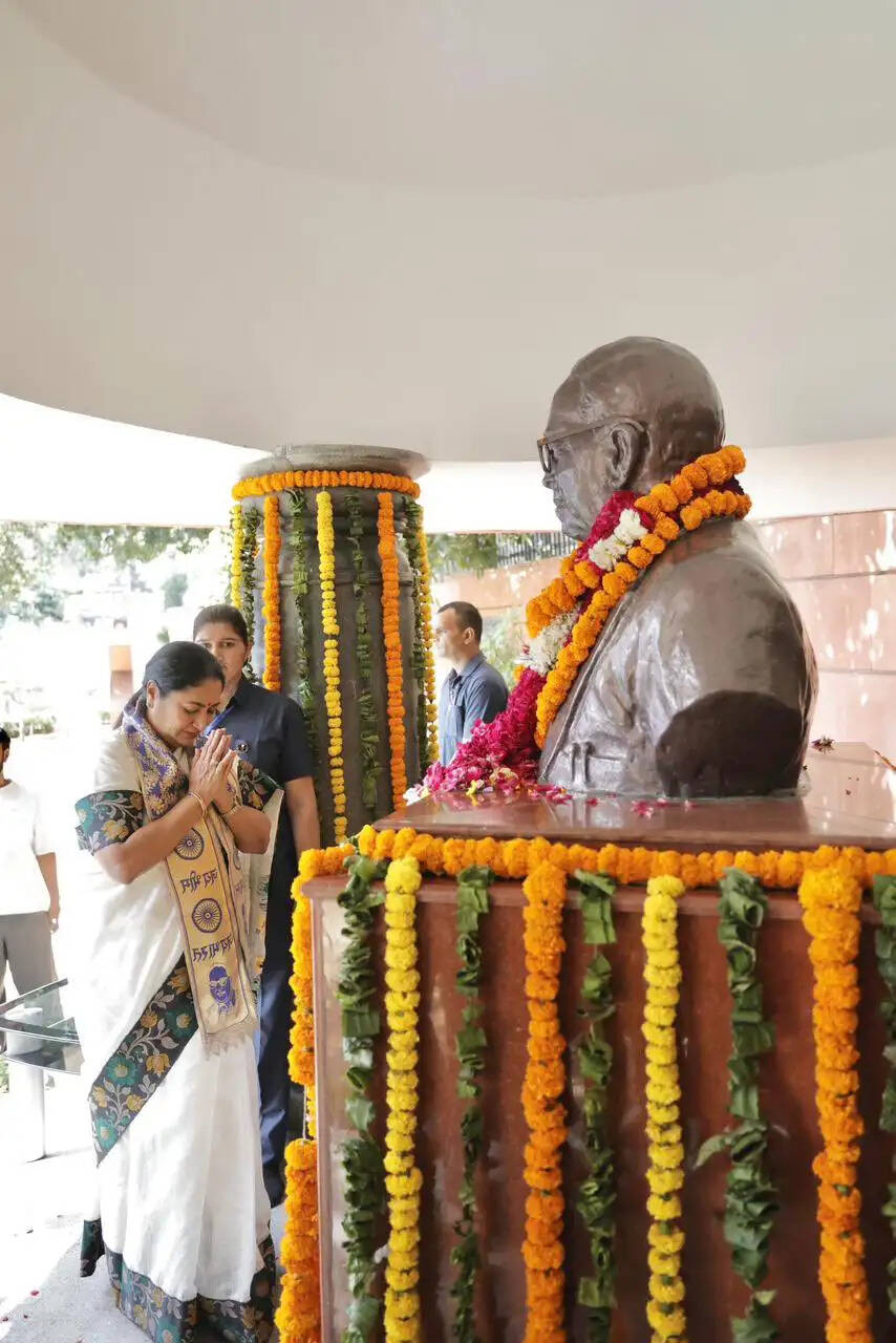 मुख्यमंत्री ने भीमराव अंबेडकर को दी श्रद्धांजलि, शालीमार बाग में दो वॉटर एटीएम का किया उद्घाटन