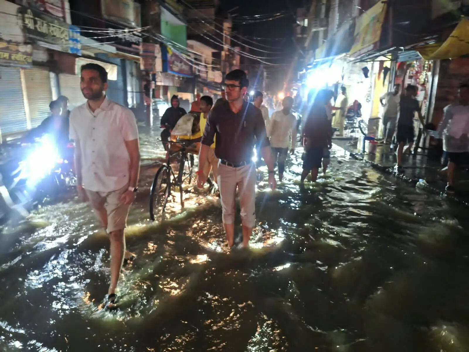देवरिया में बारिश के बीच जिलाधिकारी ने देर रात शहर के विभिन्न क्षेत्रों का किया स्थलीय निरीक्षण