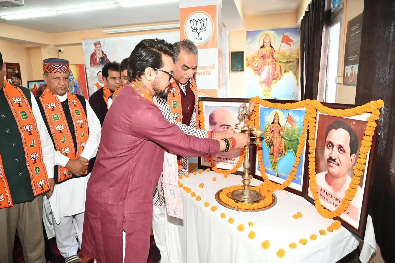 कांग्रेस अपने घोटालों का जवाब दे, राम मंदिर पर राजनीति बंद करे : अनुराग ठाकुर