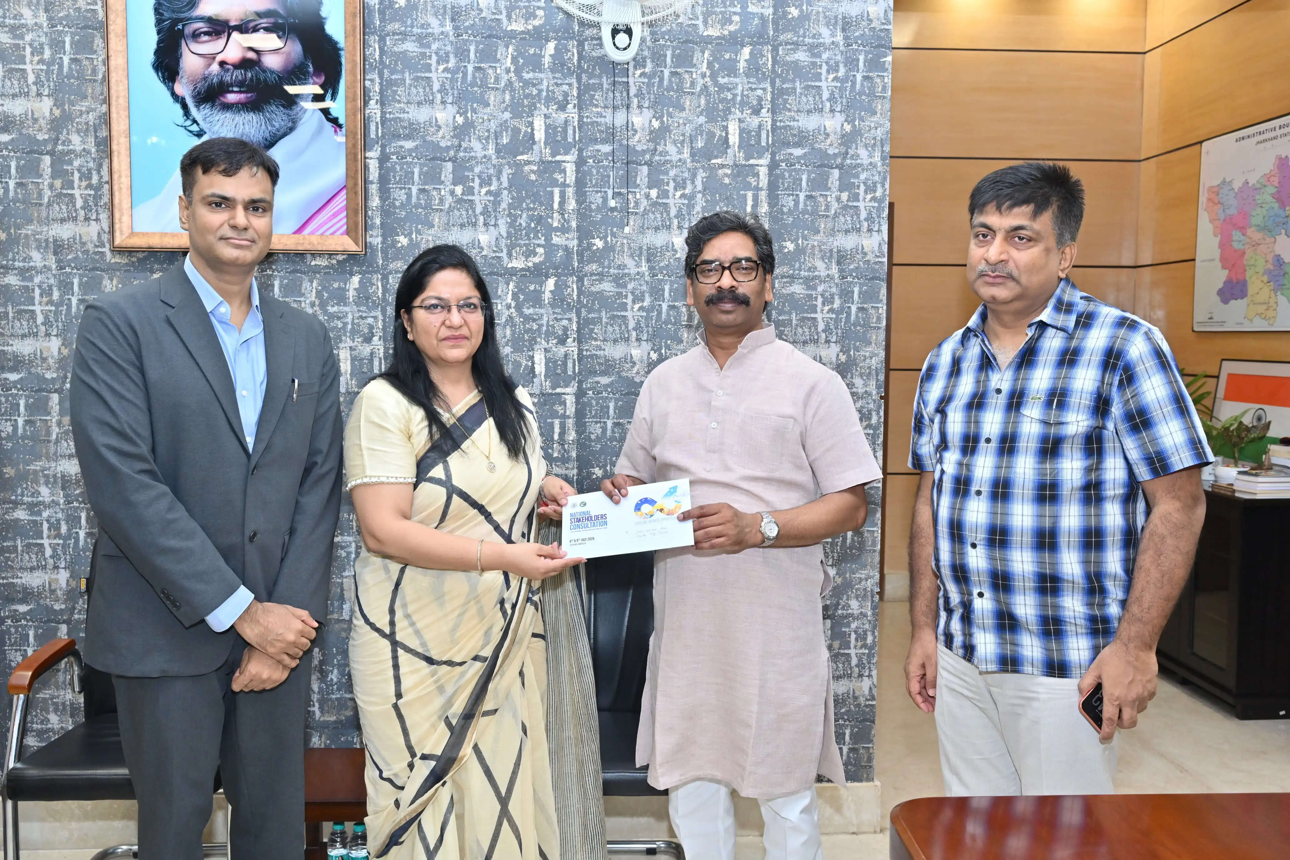 मुख्यमंत्री से आईटी और उद्योग विभाग के सचिव ने की मुलाकात, सम्मेलन के लिए किया आमंत्रित