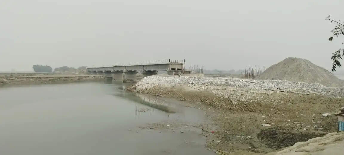 12 वर्षों से अधूरा रसैली घाट पुल: ग्रामीणों ने डीएम से जल्द निर्माण पूरा कराने की मांग