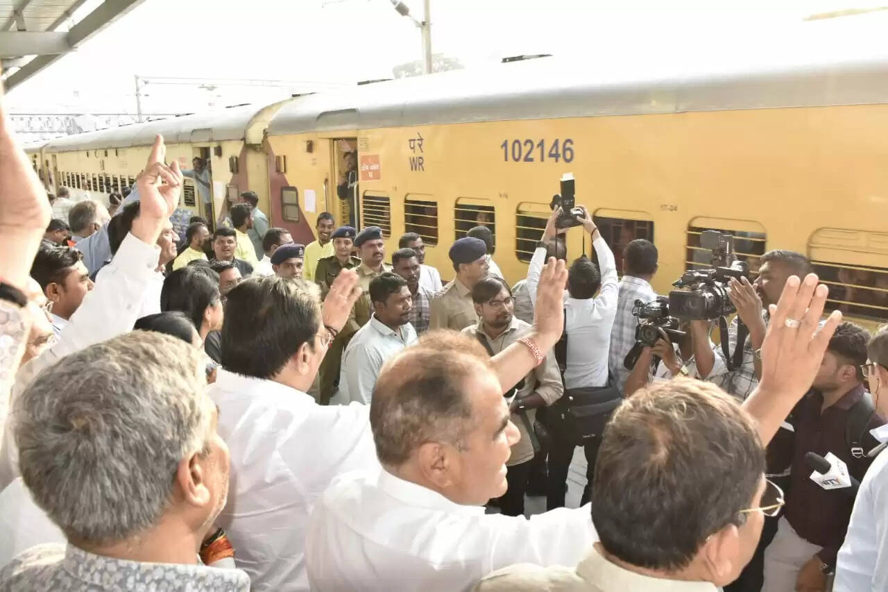 सोमनाथ स्वाभिमान पर्व: सूरत से 1296 श्रद्धालुओं की स्पेशल ट्रेन को सी.आर. पाटिल ने दिखाई हरी झंडी