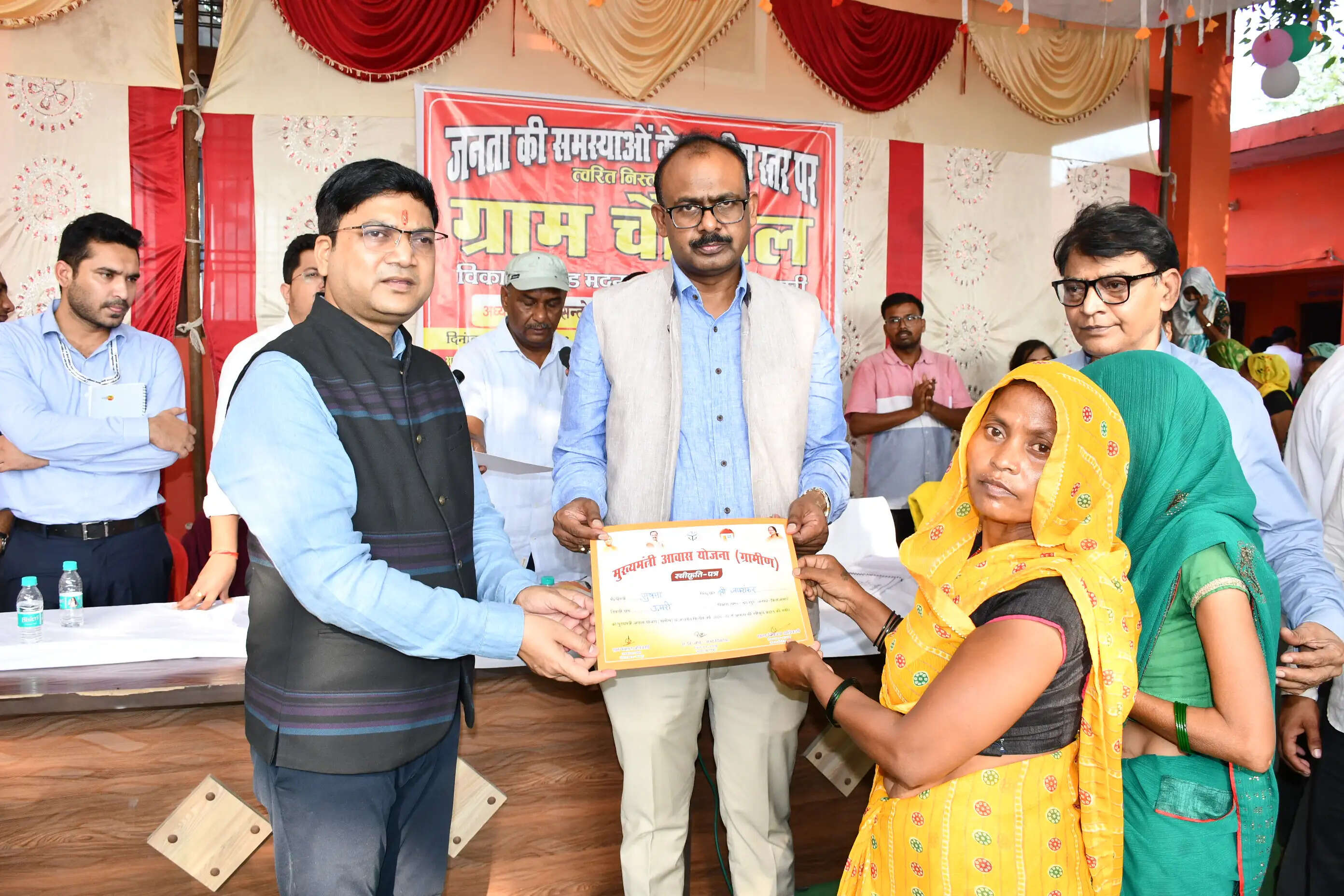 जन चौपाल लगाकर लाभार्थियों को किया लाभान्वित, चेहरे पर आई खुशी