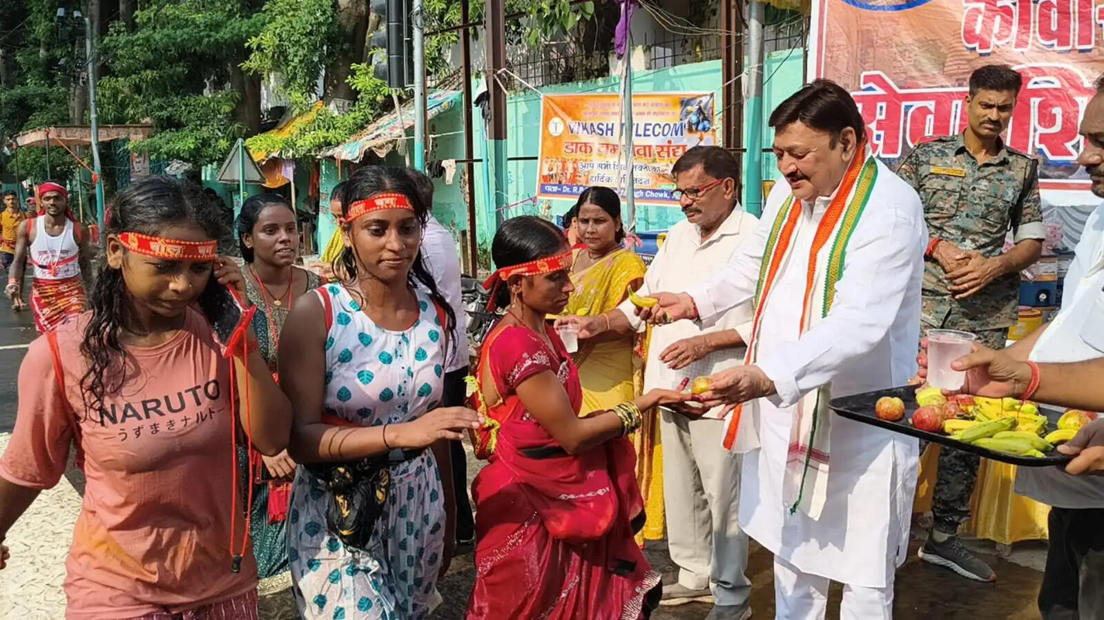 पूर्व विधायक अजीत शर्मा ने लगाया कांवरिया सेवा शिविर, फल और पेय जल का किया वितरण