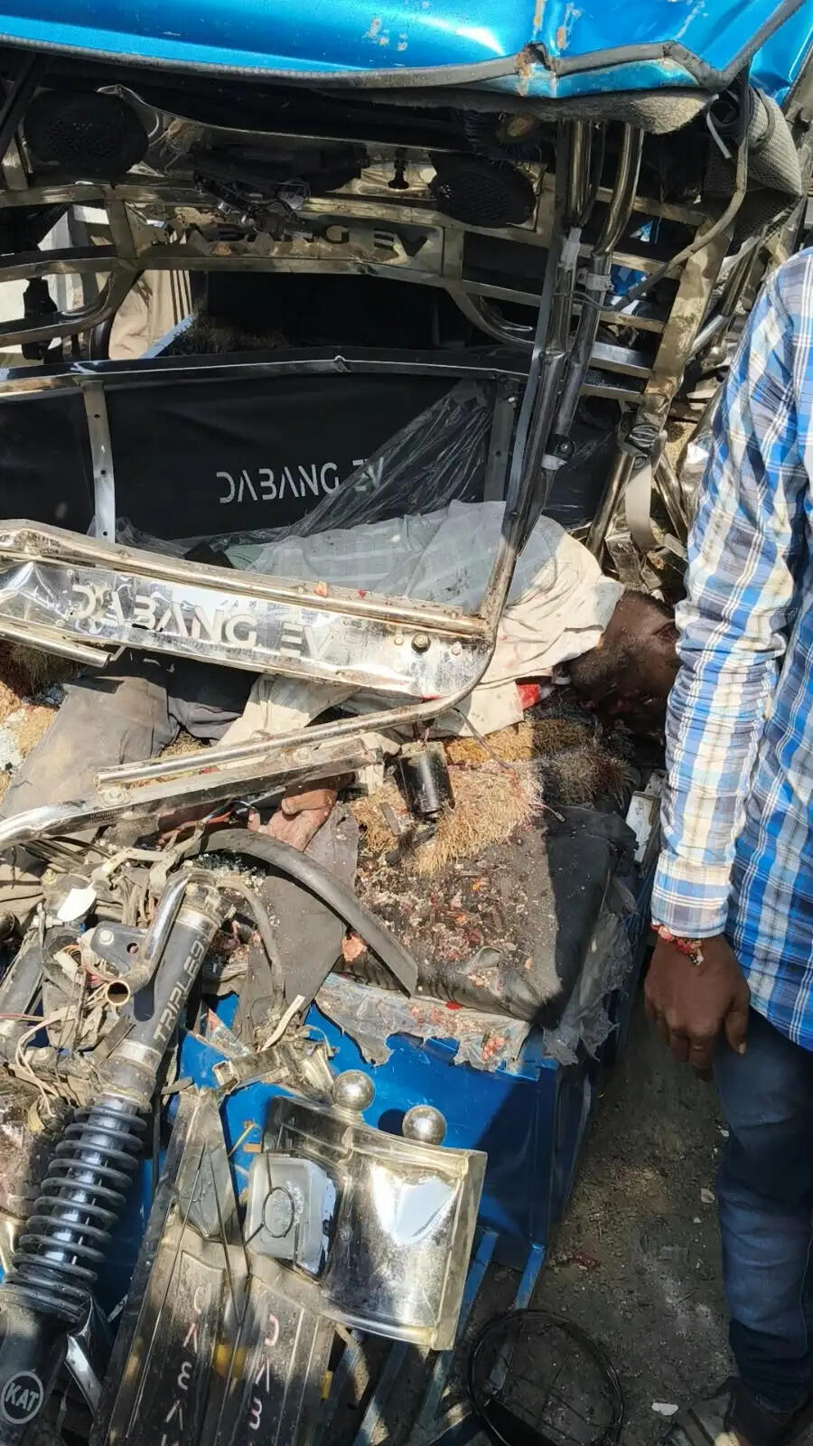 मुरैना: ट्रक की टक्कर से ई-रिक्शा चालक व सवारी की मौत