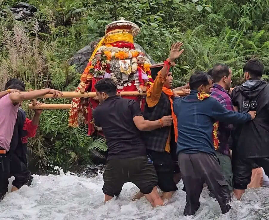 भलि केन जाया गौरा तू अपणा कैलाश..., बारिश पर भारी आस्था