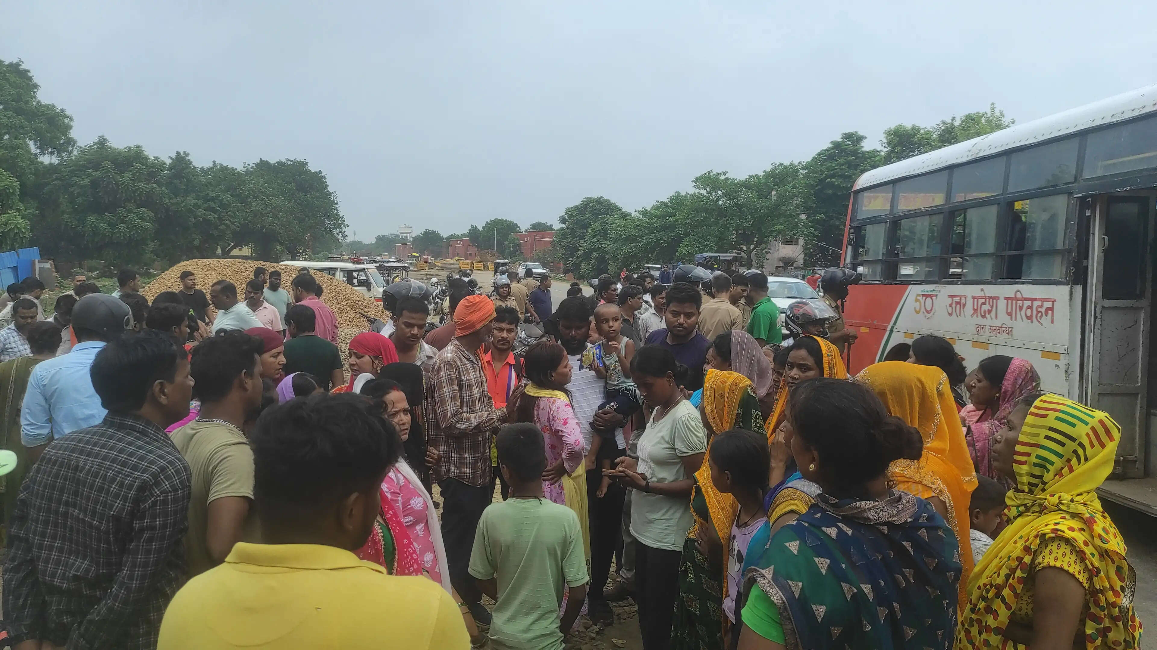 बाबा धाम गए युवक की सुल्तानगंज में मौत, गोरखपुर में शव रखकर प्रदर्शन