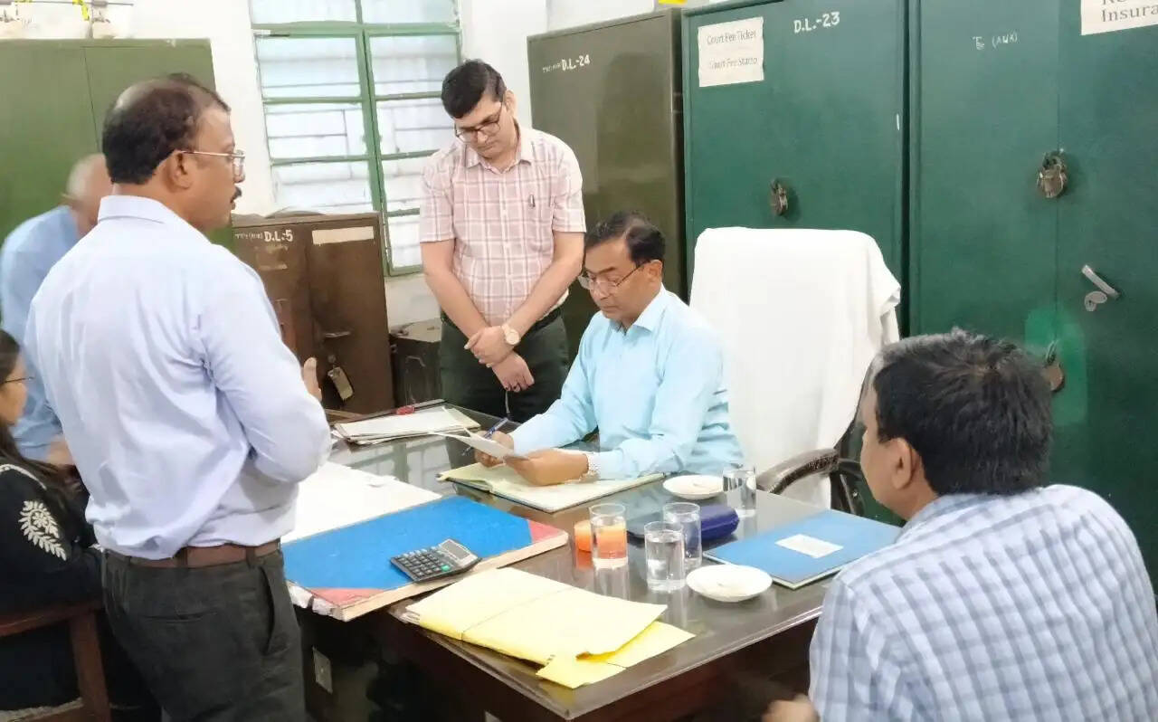 डीएम ने जिला कोषागार का किया वार्षिक निरीक्षण