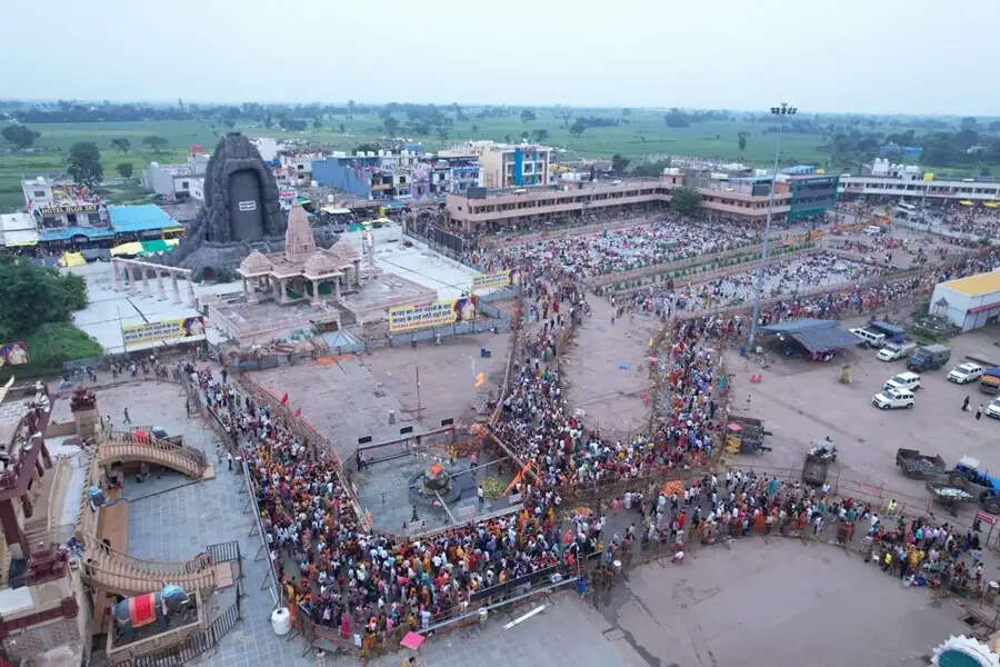 अंतिम सोमवार को मप्र के कुबेरेश्वरधाम पर उमड़ा आस्था का महासागर, अमेरिका-ब्रिटेन समेत कई देशों से पहुंचे शिवभक्त