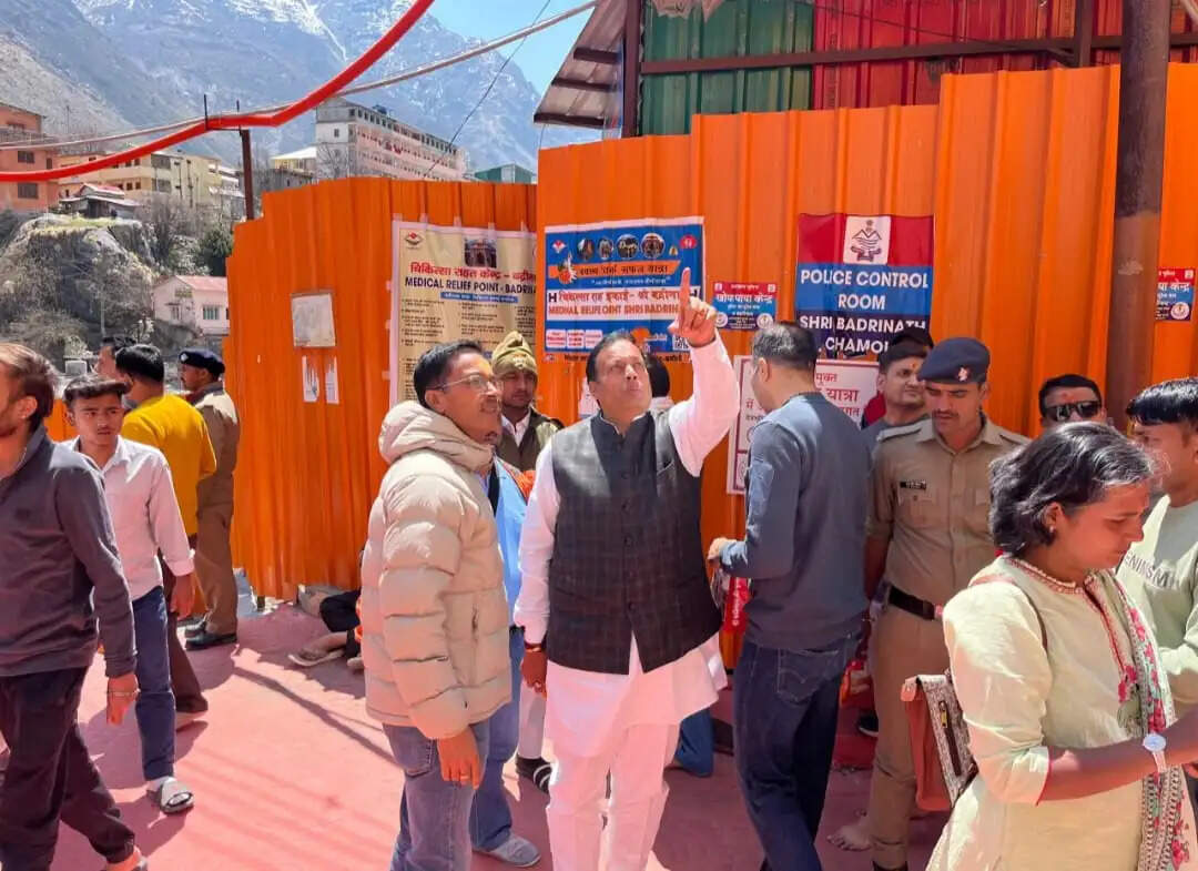 बीकेटीसी अध्यक्ष ने बद्रीनाथ धाम मे यात्रा व्यवस्थाओं का किया निरीक्षण