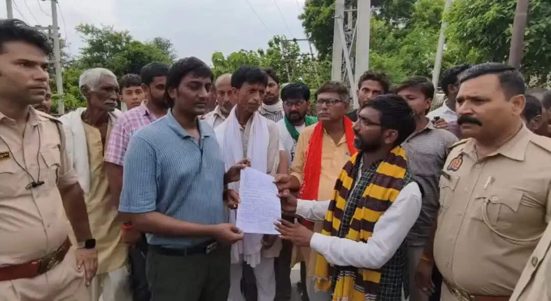 बिजली पानी और अन्ना पशुओं की समस्याओं को लेकर किसानों ने किया आत्मदाह का प्रयास
