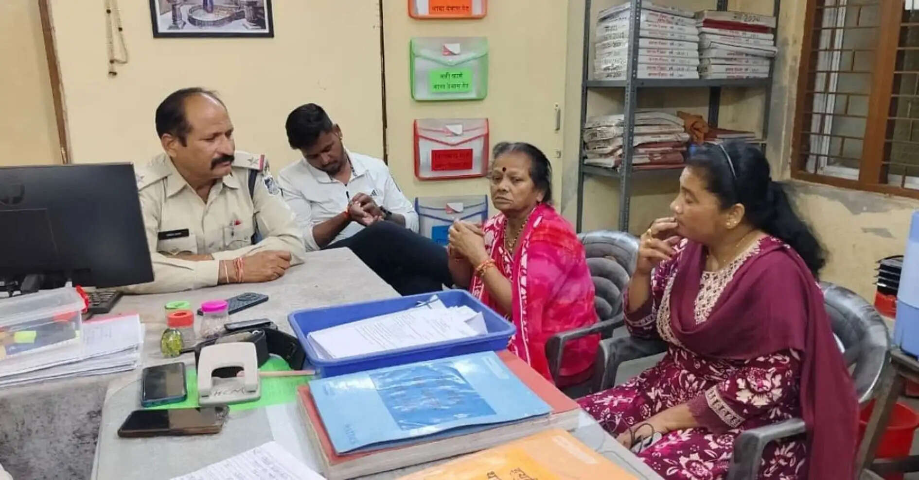 उज्जैनः तीन बदमाशों ने झांसे में लेकर महिला से साढ़े तीन लाख के आभूषण ठगे