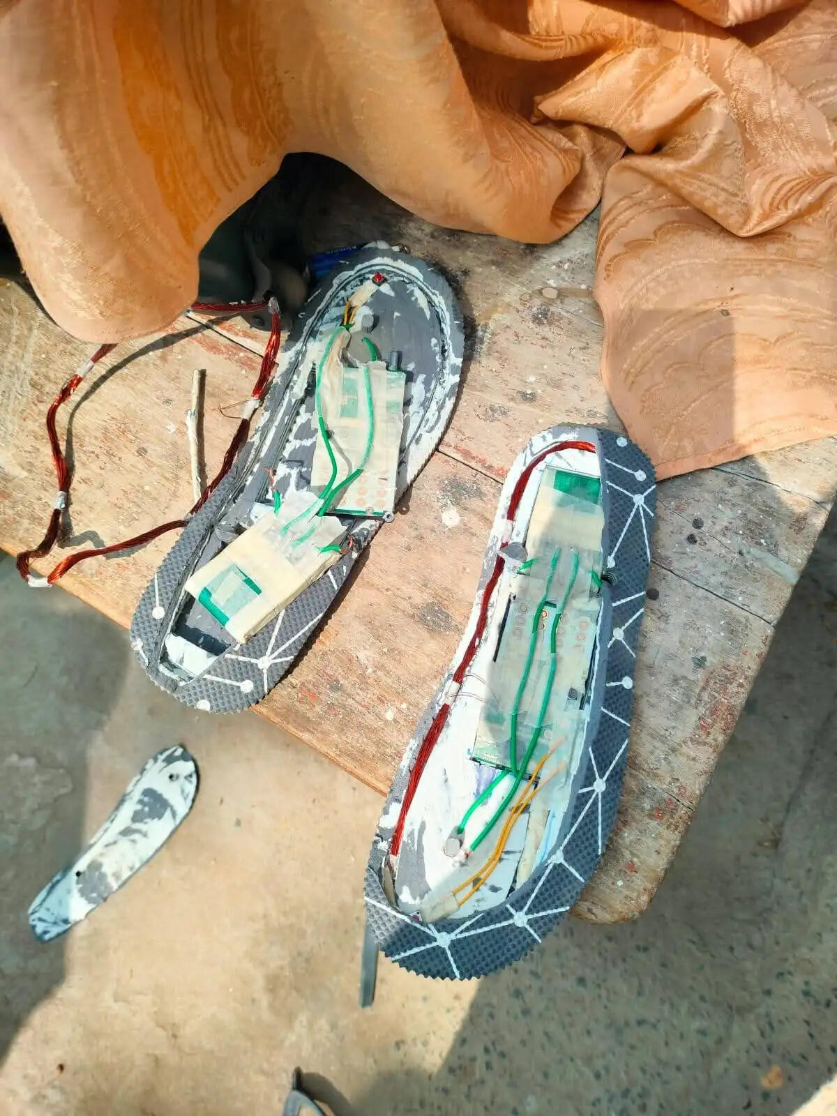 छपरा में परीक्षा में ब्लूटूथ लगे चप्पल के साथ अभ्यर्थी गिरफ्तार