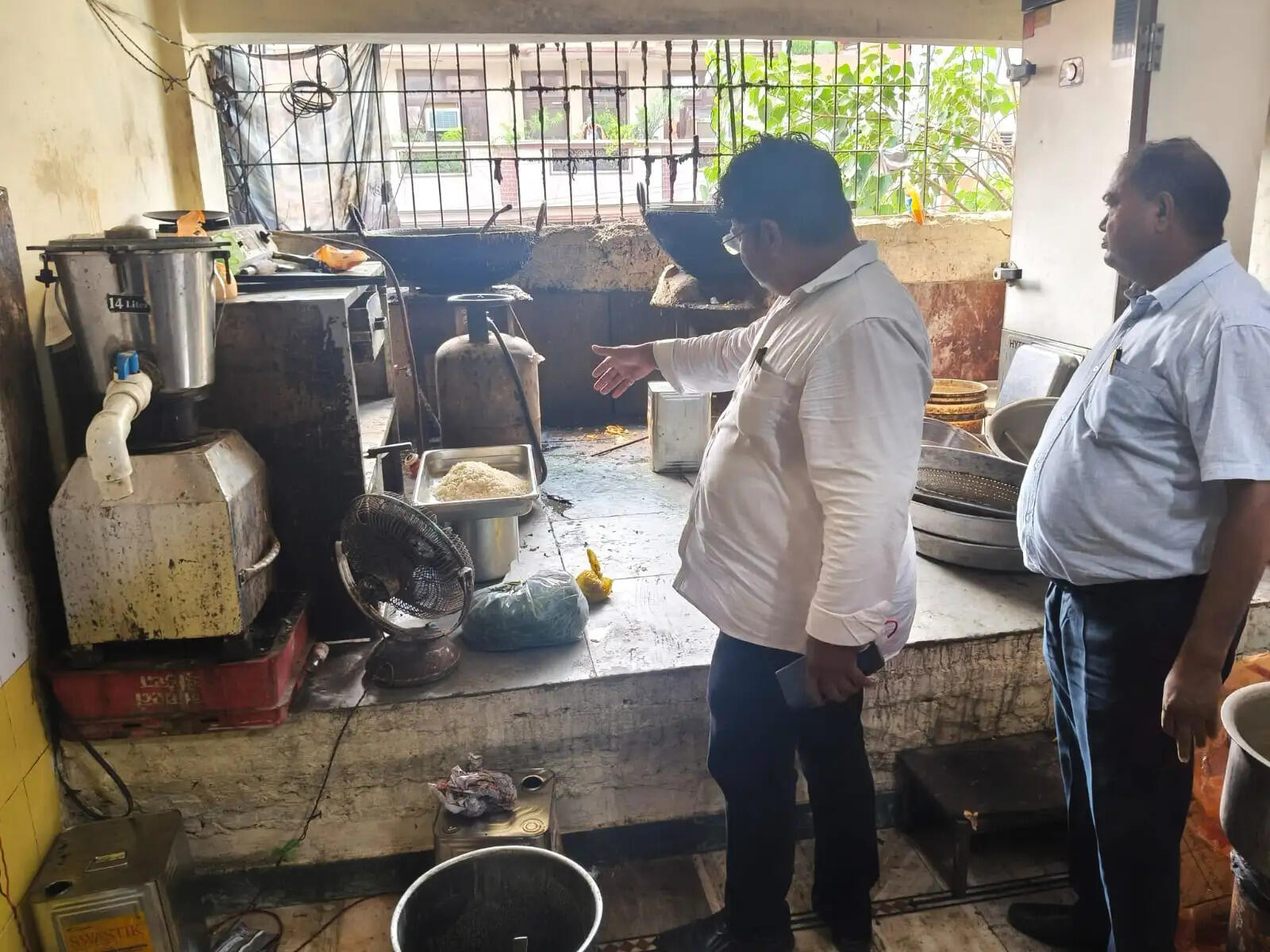 गंदगी में बनते मिले केक और समोसे-कचौड़ी, तीन प्रतिष्ठानों का संचालन बंद