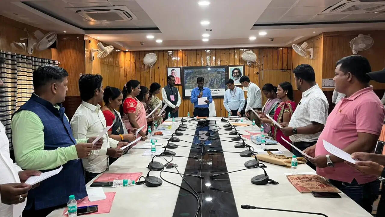 रांची नगर निगम और बुंडू नगर पंचायत के नवनिर्वाचित जनप्रतिनिधियों का शपथ ग्रहण सम्पन्न