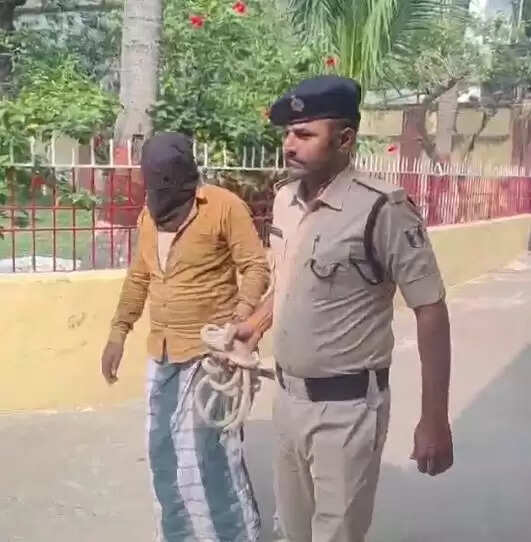 लूट मामले में एक आरोपित देसी कट्टा के साथ गिरफ्तार