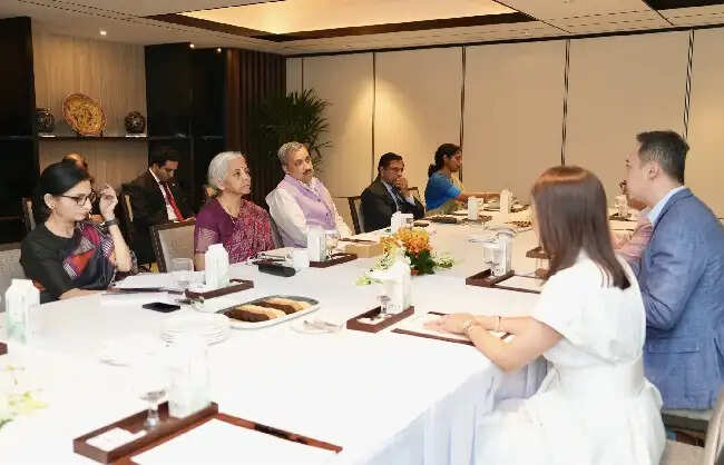 सीतारमण ने सिंगापुर में ग्लोबल इन्वेस्टर्स से मुलाकात की, दीर्घकालिक निवेश बढ़ाने के अवसरों पर चर्चा की