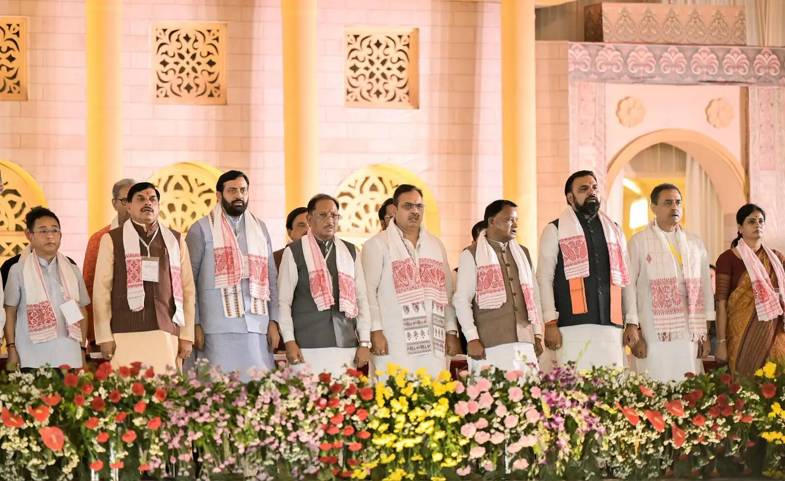मुख्यमंत्री गुवाहाटी में असम सरकार के शपथ ग्रहण समारोह में शामिल, हिमंत बिस्वा सरमा को दी बधाई