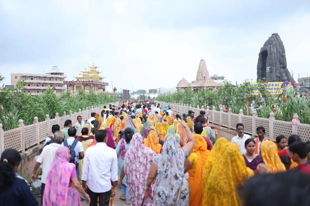 सीवन नदी से कुबेरेश्वरधाम तक गूंजा हर-हर महादेव, दिव्यांग ने ट्राइसिकल पर 11 किमी की कांवड़ यात्रा की